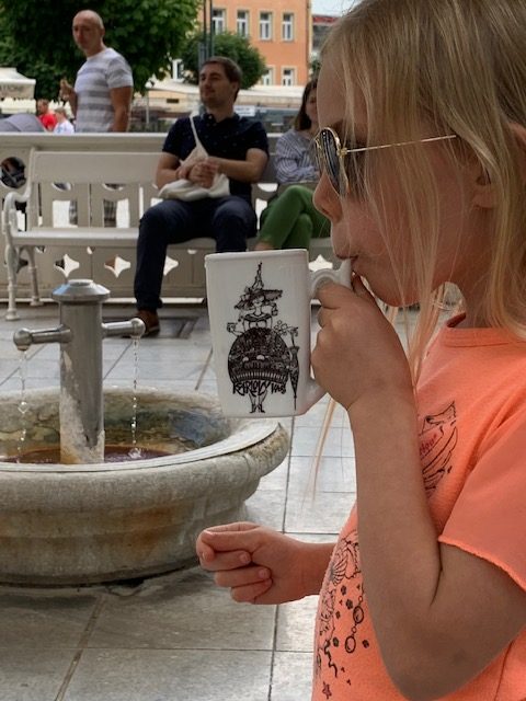 fee drinkt uit de bron in Karlovy Vary