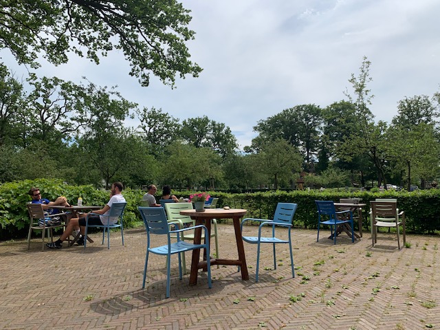 gekleurde stoelen de slotplaats