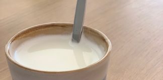 Leuke cadeaus voor een koffieliefhebber: dit kun je geven! hk living mok en chocola