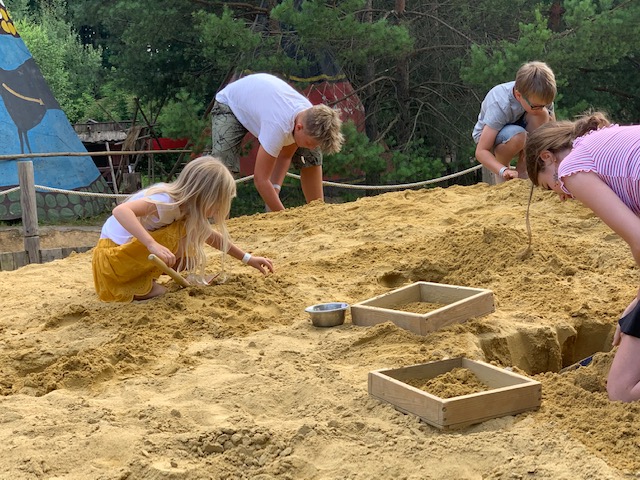 in het zand naar schatten