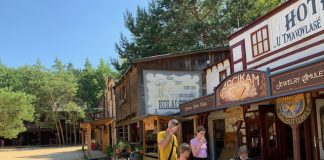 Western Park Boskovice: het Wilde Westen in Tsjechië stenen kijken western park