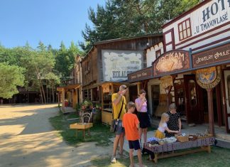 Western Park Boskovice: het Wilde Westen in Tsjechië stenen kijken western park