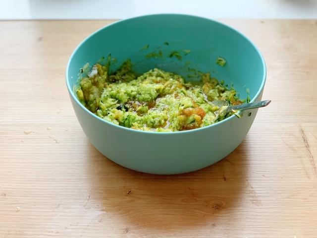 Fluweelzachte citroencake met courgette en avocado beslag