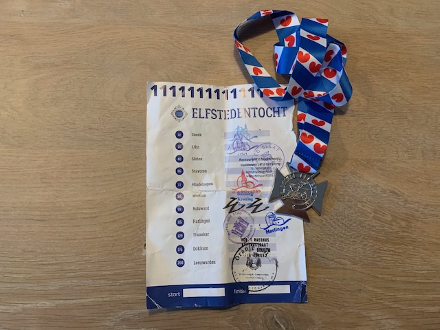 Mijn ervaring met de Elfstedentocht fietsen medaille en stempels