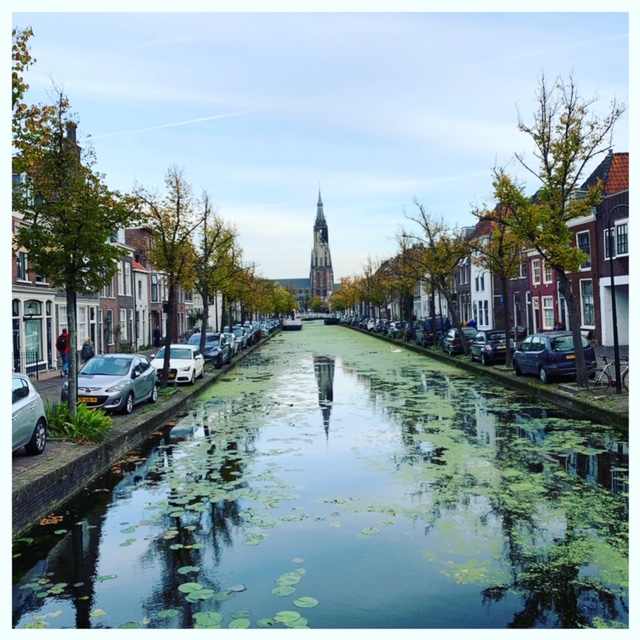 Delft gracht met kerk