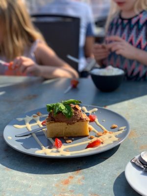 Vlietzicht amandelcake met chocomousse en caramelsaus