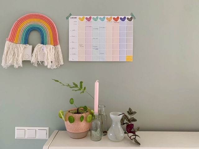 gezinsplanner met masking tape op de muur plakken