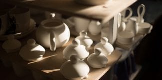 Hoe verschillen porselein en aardewerk van elkaar? Hoe verschillen porselein en aardewerk van elkaar?