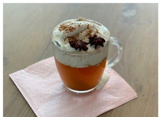 Warme herfstige appelsap met Licor 43 Herfstdrankje met appel, kaneel en licor 43