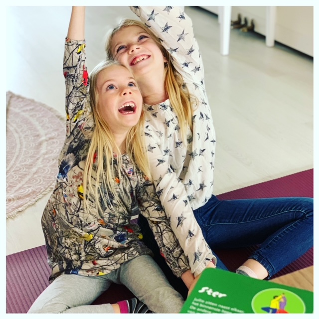 Tips om mooie foto's te maken met je smartphone Lenthe en Fee doen yoga