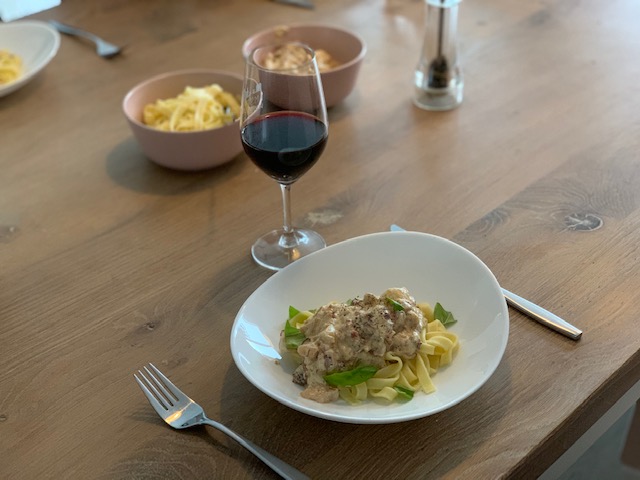 Tagliatelle met appel en pancetta serveren