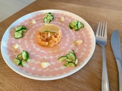 Gemarineerde zalm met gin serveren