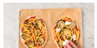 Vega naanpizza met aubergine en buffelmozzarella Vega naanpizza met aubergine en buffelmozzarella