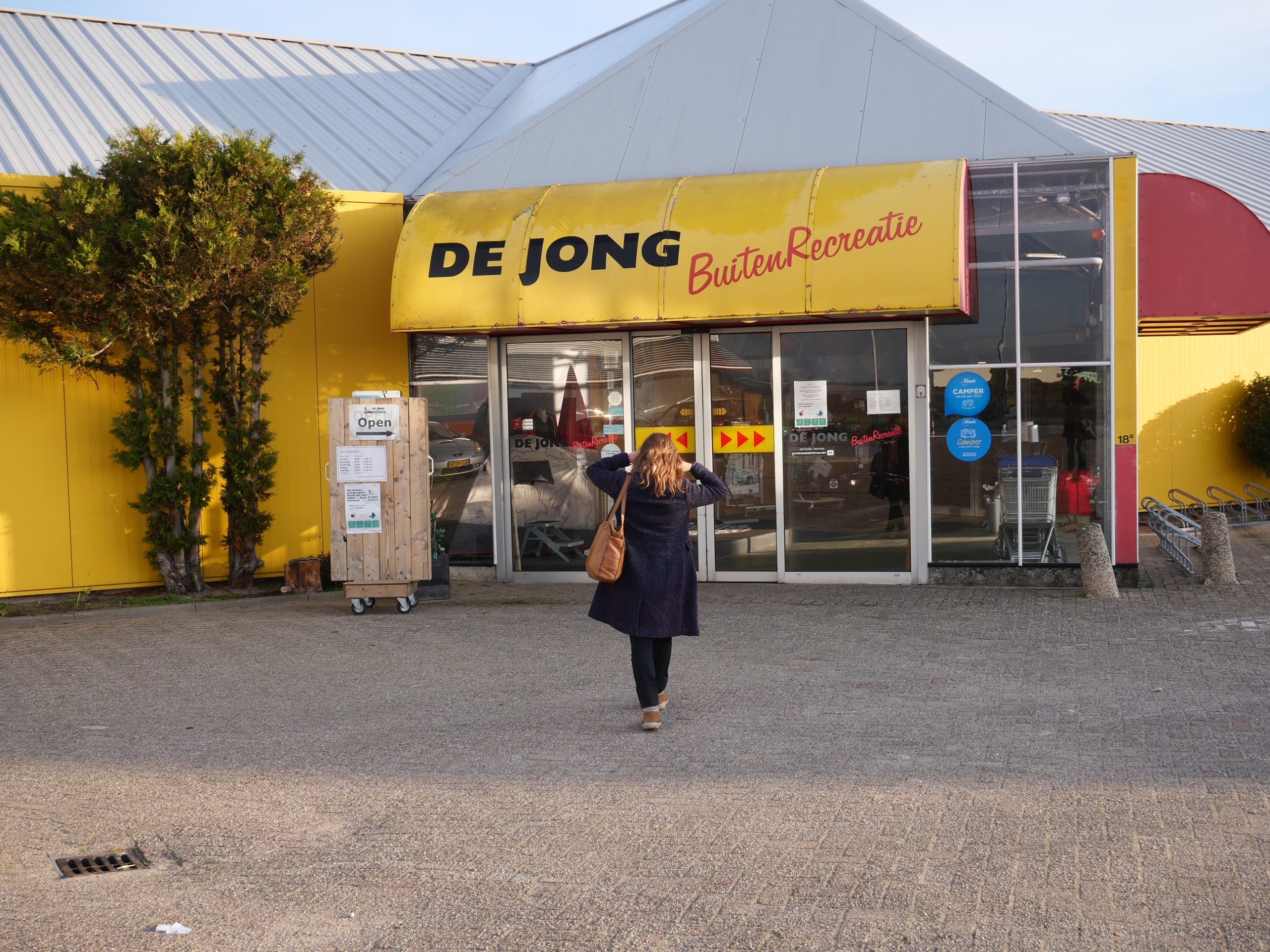 Waarom zou je wandelschoenen kopen voorkant de jonge outdoorspecialist hillegom