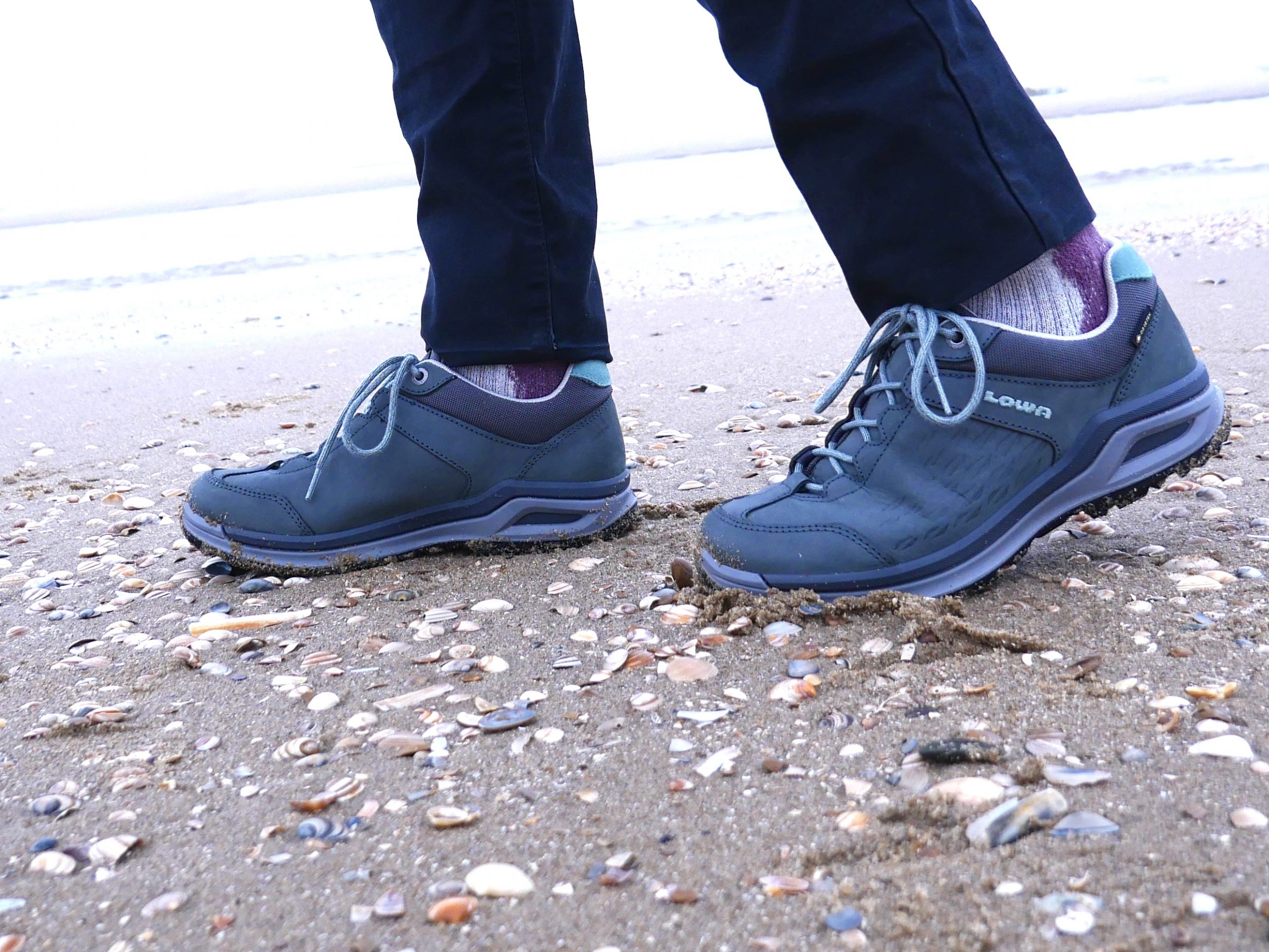 wandelschoenen op het strand