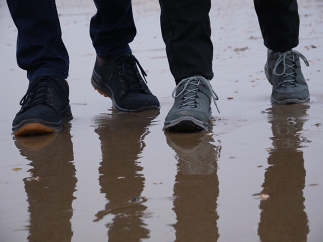 wandelschoenen op het strand