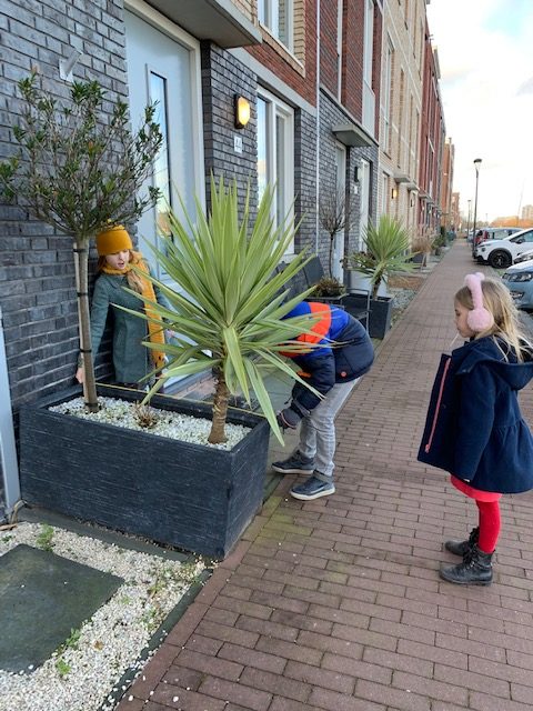 15+ buitenactiviteiten voor kinderen in de herfst en winter meten challenge buiten