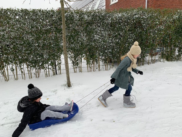 Lenthe en veroniek spelen in de sneeuw feb 2021