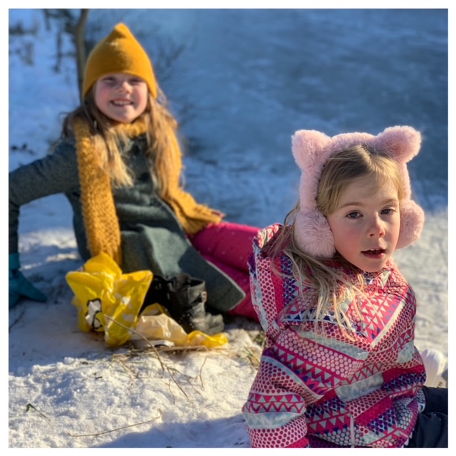 meisjes voor het eerst schaatsen feb 2021