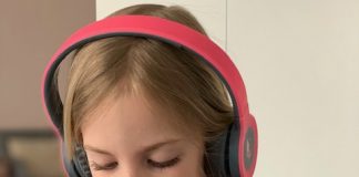 Foto weekoverzicht Judith #326 eetje luistert muziek begin april 2021