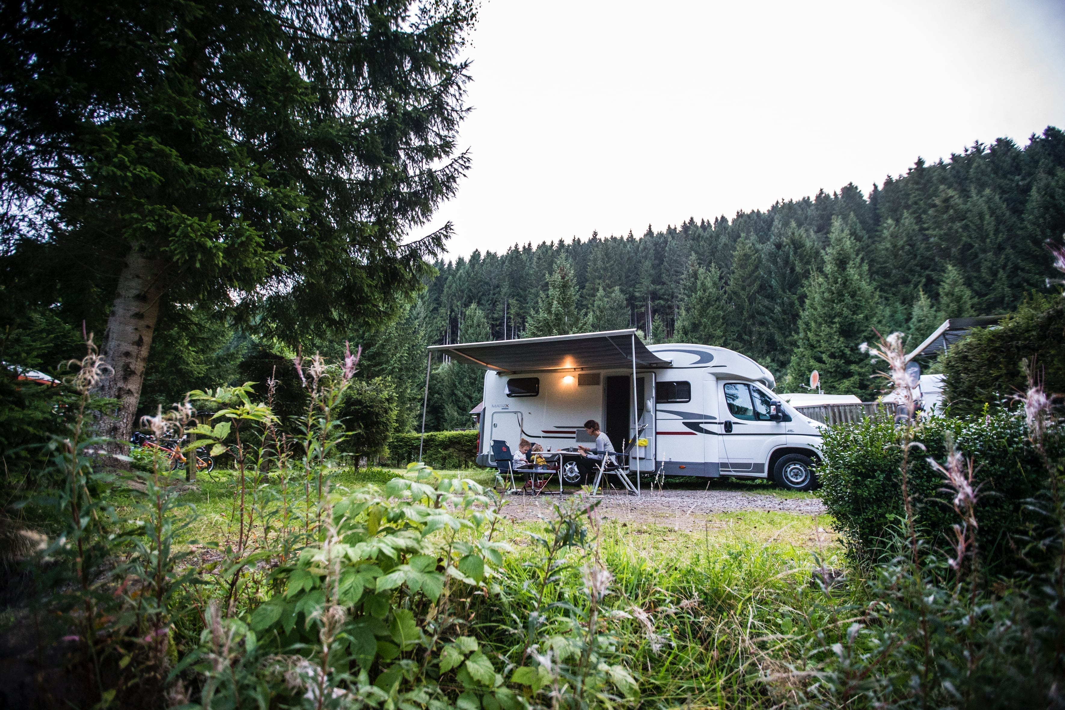 Het nieuwe reizen, met een gehuurde camper op pad op de camping