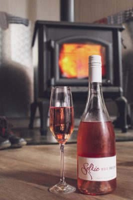 Een houtkachel in huis, warm en gezellig met rose