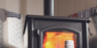 Een houtkachel in huis, warm en gezellig Een houtkachel in huis, warm en gezellig met rose