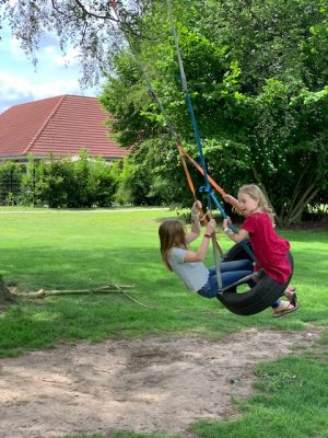 kids op de bandenschommel