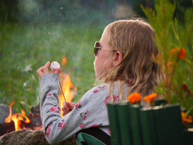 Fee marshmallow vuur in regen