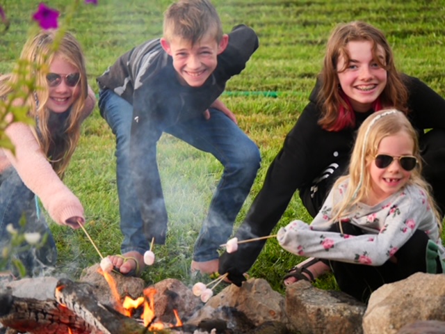 marshmallows roosteren boven vuur