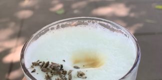 Zo maak je de perfecte ijskoffie lavendel koffie