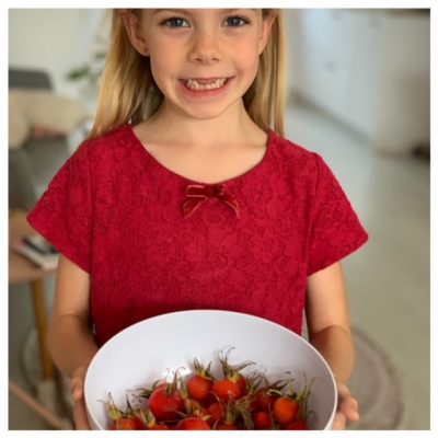 feetje met rozenbottels geplukt