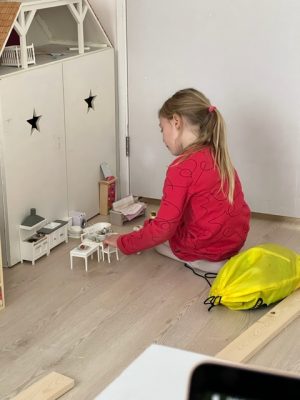 Fee speelt poppenhuis werkkkamer