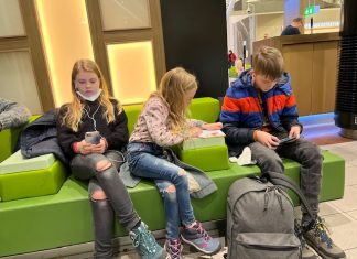 Zo maak je een verre reis met kinderen relaxed vliegveld wachten