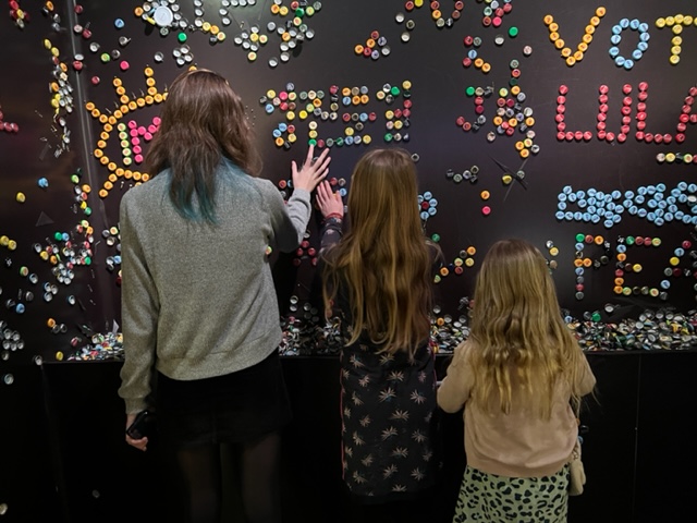 magneetwand met flesdoppen stedelijk