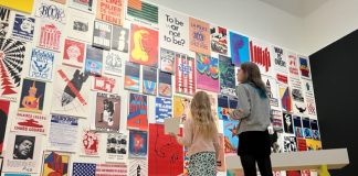 Doe een Whatsapp speurtocht in het Stedelijk Museum posterwand stedelijk