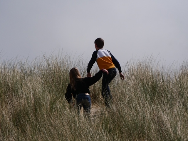 verstoppertje in de duinen ameland