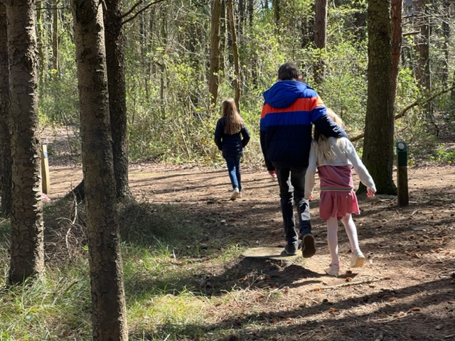 yuren en fee door het bos arm in arm