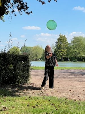 fee speelt met bal camping la croix du vieux pont