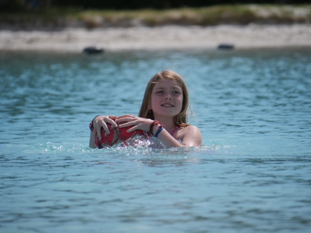 lenthe in het water met bal