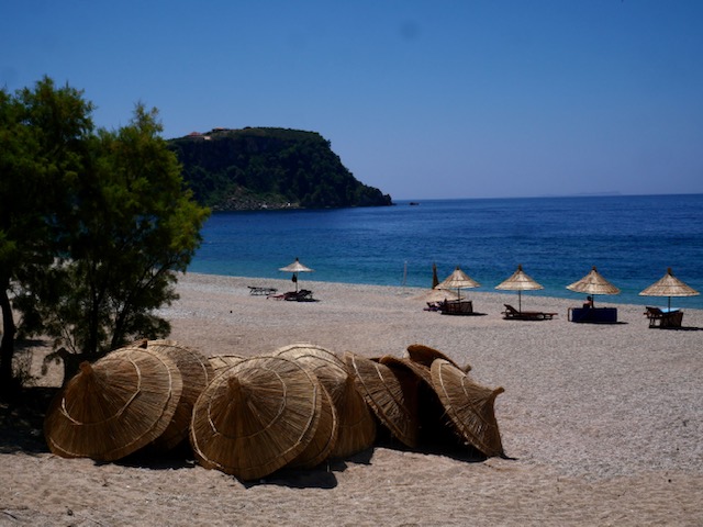 strand albanie parasolletjes