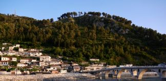 Route door Albanië in 4 dagen berat met ottomaanse brug