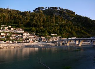Route door Albanië in 4 dagen berat met ottomaanse brug