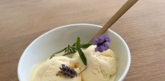 Lavendelijs zelf maken van lavendelbloemen uit de tuin Lavendelijs zelf maken van lavendelbloemen uit de tuin