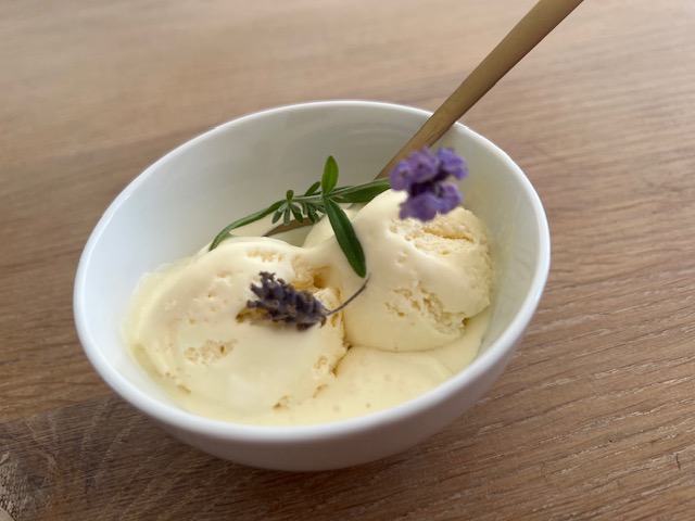 Lavendelijs zelf maken van lavendelbloemen uit de tuin