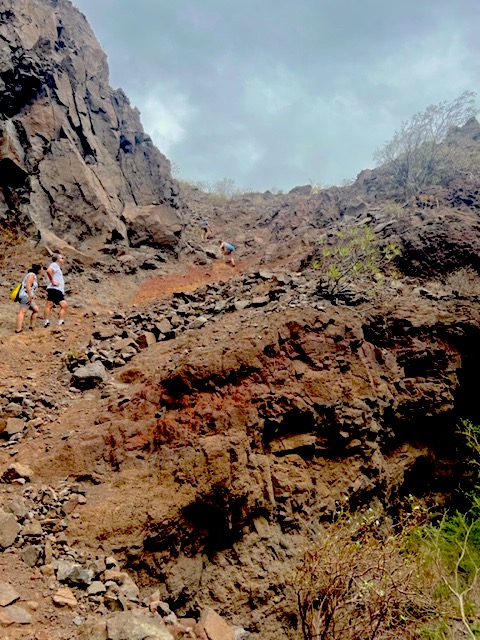 Kloof met mooie rotsen gran canaria verkeerde plek steile berg niet op gaan