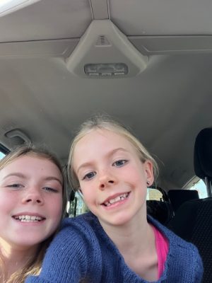 kids selfie in de auto