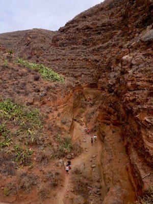 kloof rotsen vanaf de weg