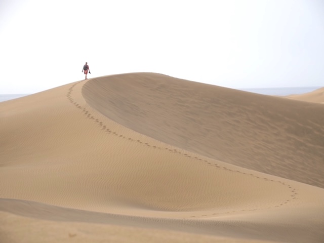 persoon op zandduin maspalomas gran canaria