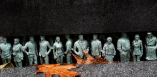 Little Green Men in Oslo, een hidden gem bronzen figuurtjes oslo grass roots square